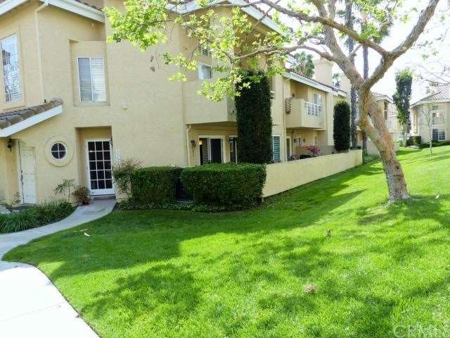 Front entry, end unit, greenbelt location