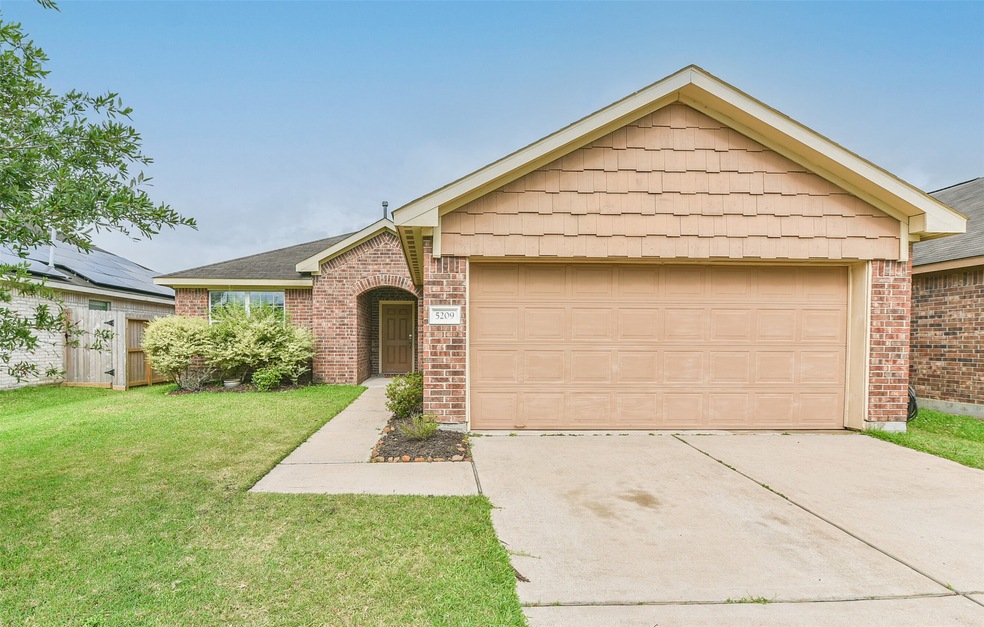 5209 Mcgrath Dr, Alvin, TX 77511 - photo 1