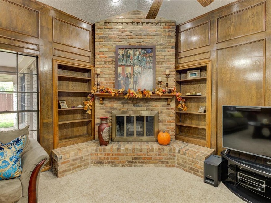Stunning Gas Fireplace w Logs