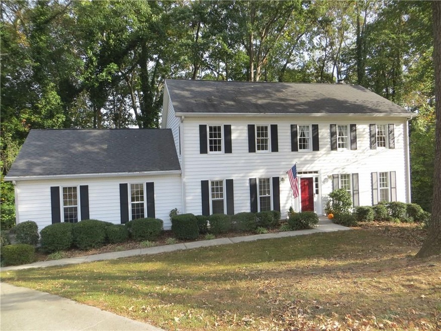 East Cobb Beauty on Cul-De-Sac!