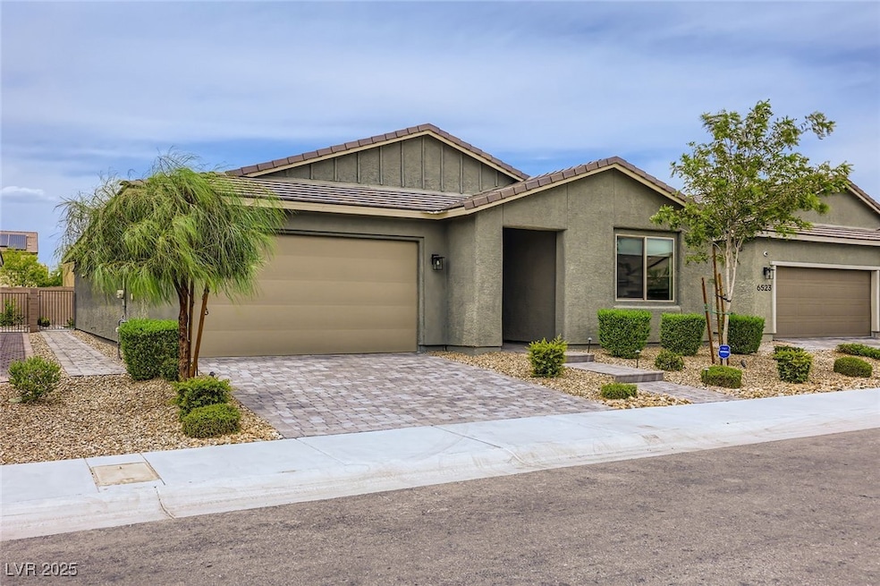 View of front of house with an attached garage, dr