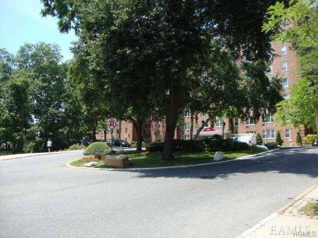 Sadore Lane Gardens unit 2Z, Yonkers, NY 10710 - photo 1
