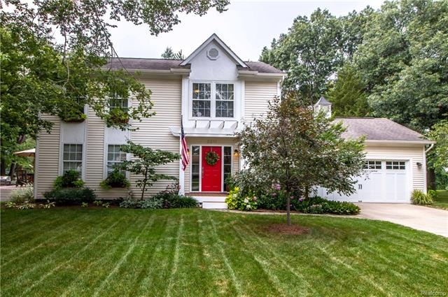 Beautiful home with Commerce Lake privileges!