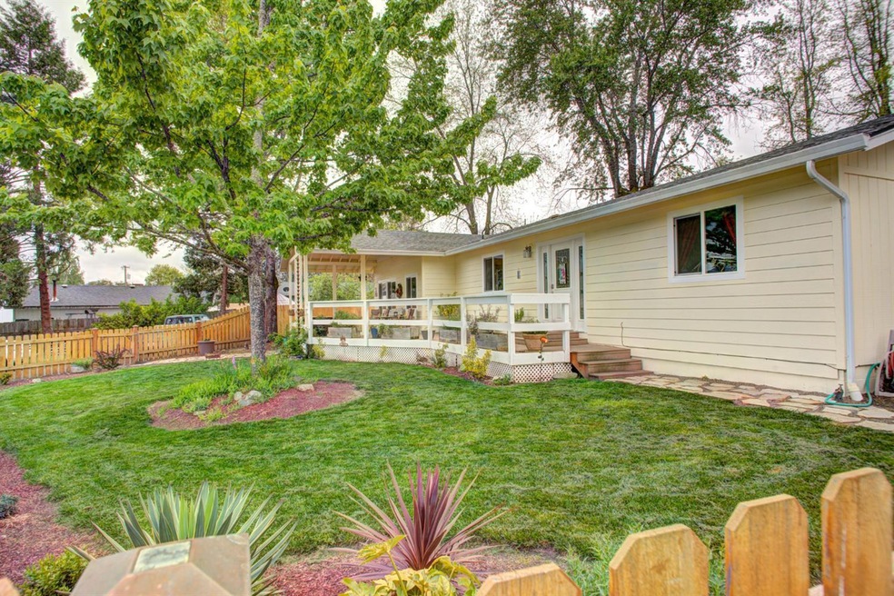 1616 NW Highland Ave, Grants Pass, OR 97526 - photo 1