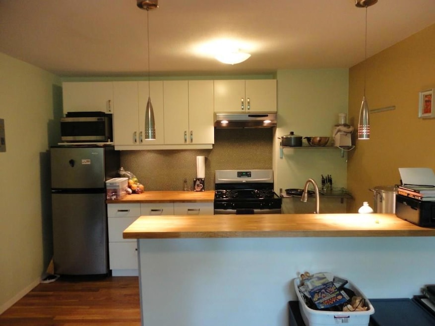 Kitchen with appliances with stainless steel fini