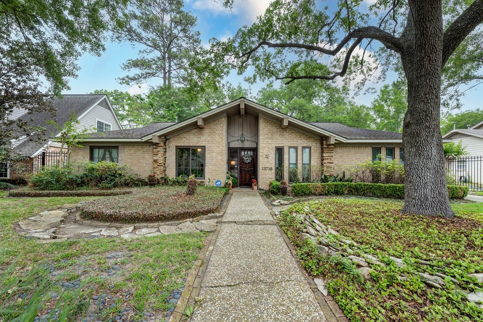13718 Alchester Ln, Houston, TX 77079 - photo 1