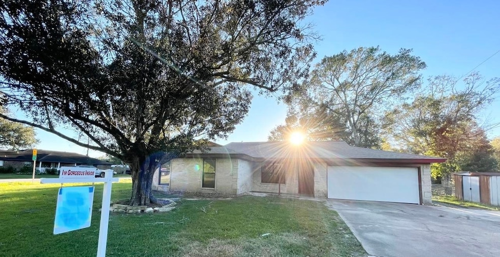 93 Doris Cir N, Alvin, TX 77511 - photo 1