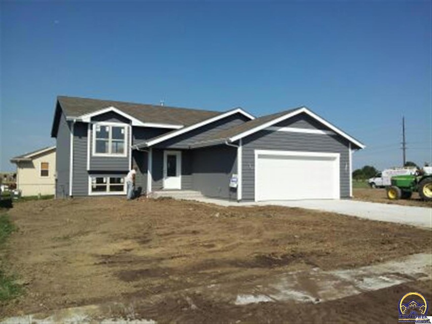 1707 SW Valley View Dr, Topeka, KS 66615 - photo 1