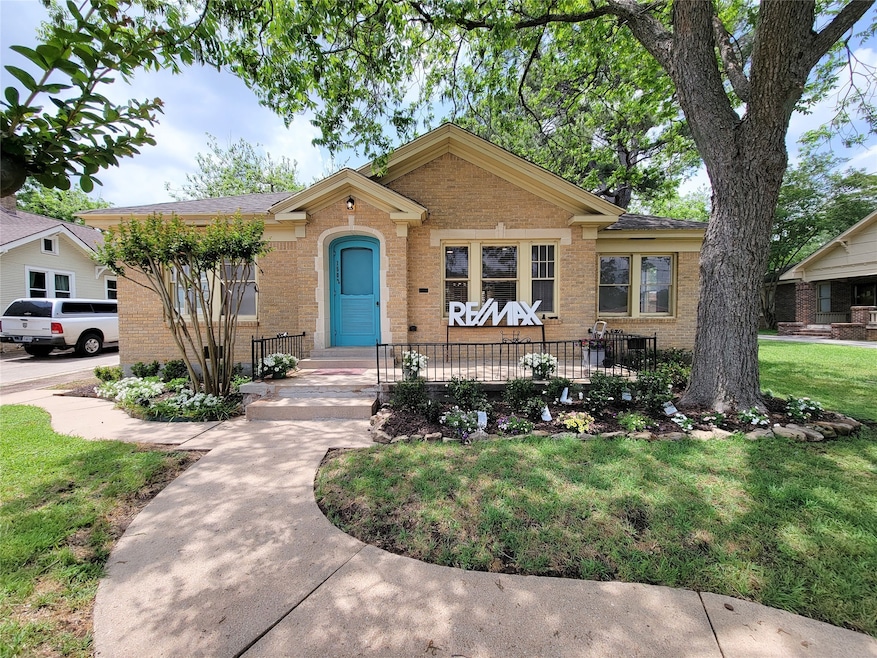 1502 S Market St, Brenham, TX 77833 - photo 1