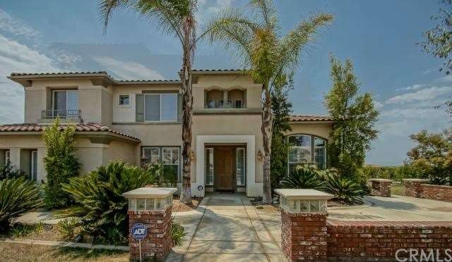 Welcome Home!  Beautiful front courtyard.