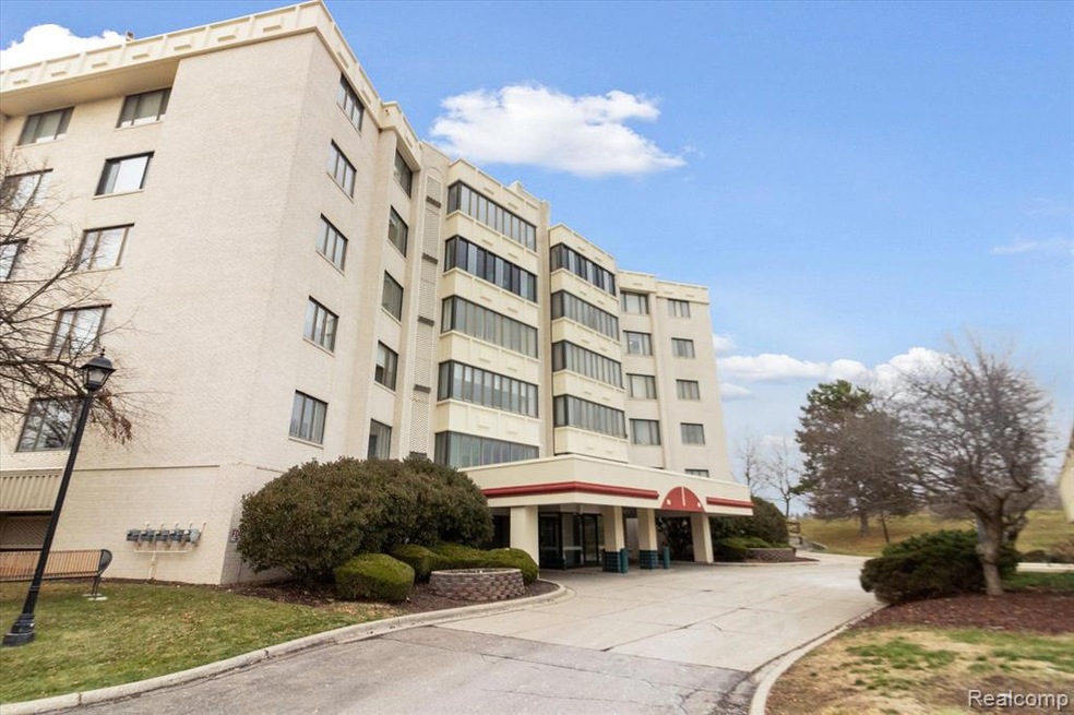 43050 12 Oaks Crescent Dr unit C 2011, Novi, MI 48377 - photo 1