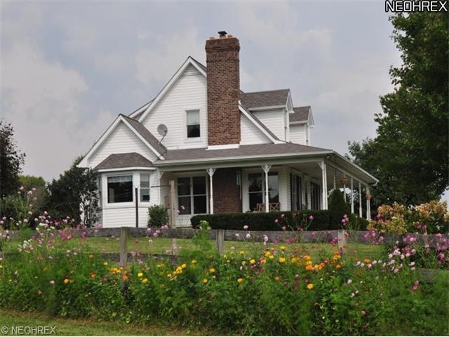 House,Fence,Flower plantings This property is uniq