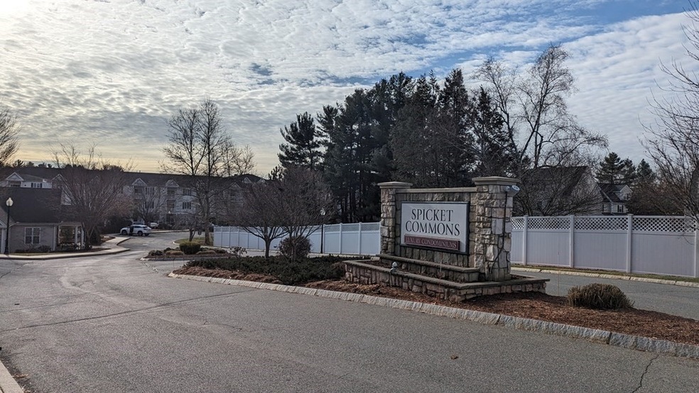 Spicket Commons unit 205, Methuen, MA 01844 - photo 1