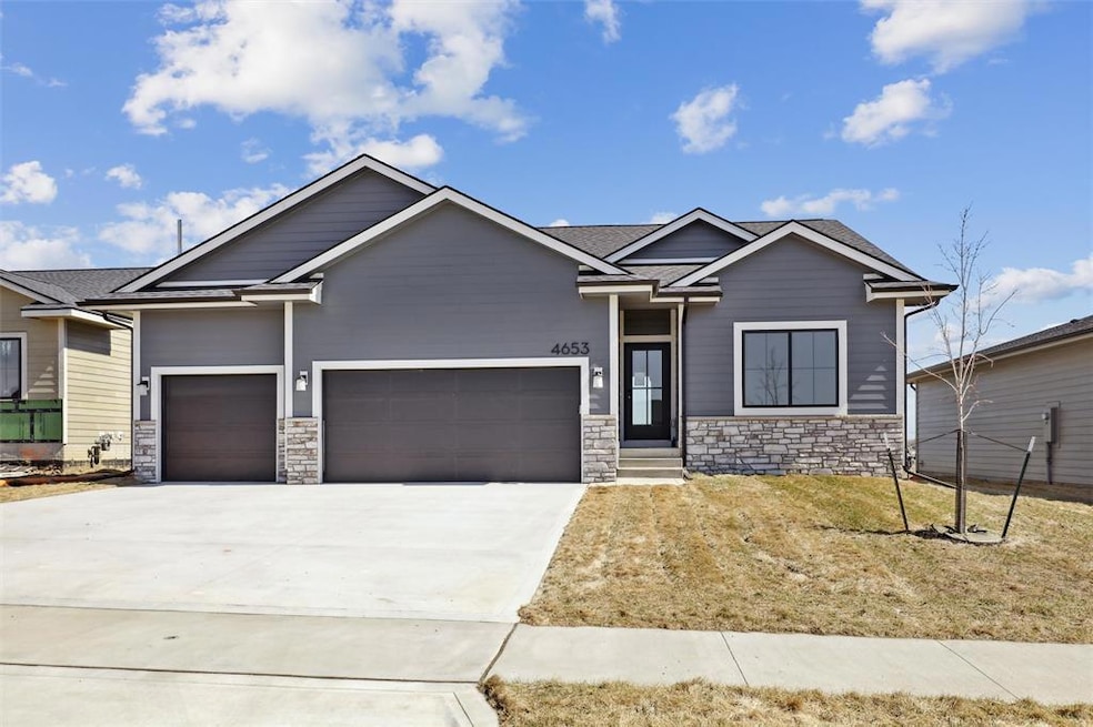 4653 177th St, Urbandale, IA 50323 - photo 1