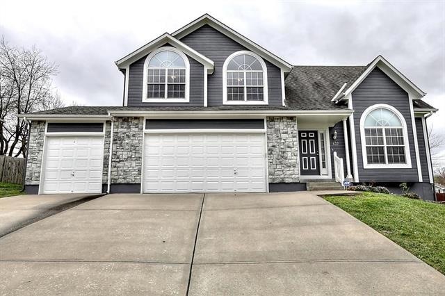 437 Pinnacle Dr, Raymore, MO 64083 - photo 1