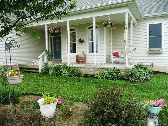 Front porch & swing.JPG