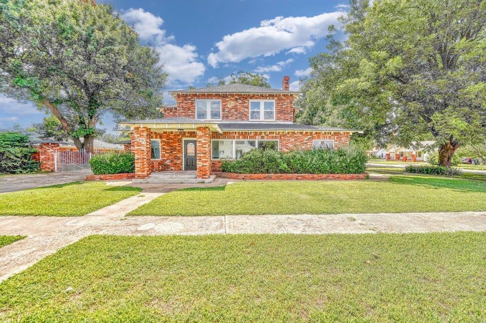 302 S 6th St, Chickasha, OK 73018 - photo 1