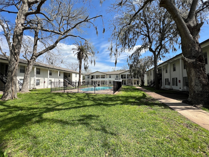 500 Willow Dr unit B4, Lake Jackson, TX 77566 - photo 1