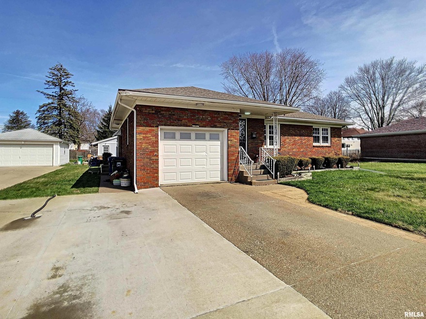 1818 W 36th St, Davenport, IA 52806 - photo 1