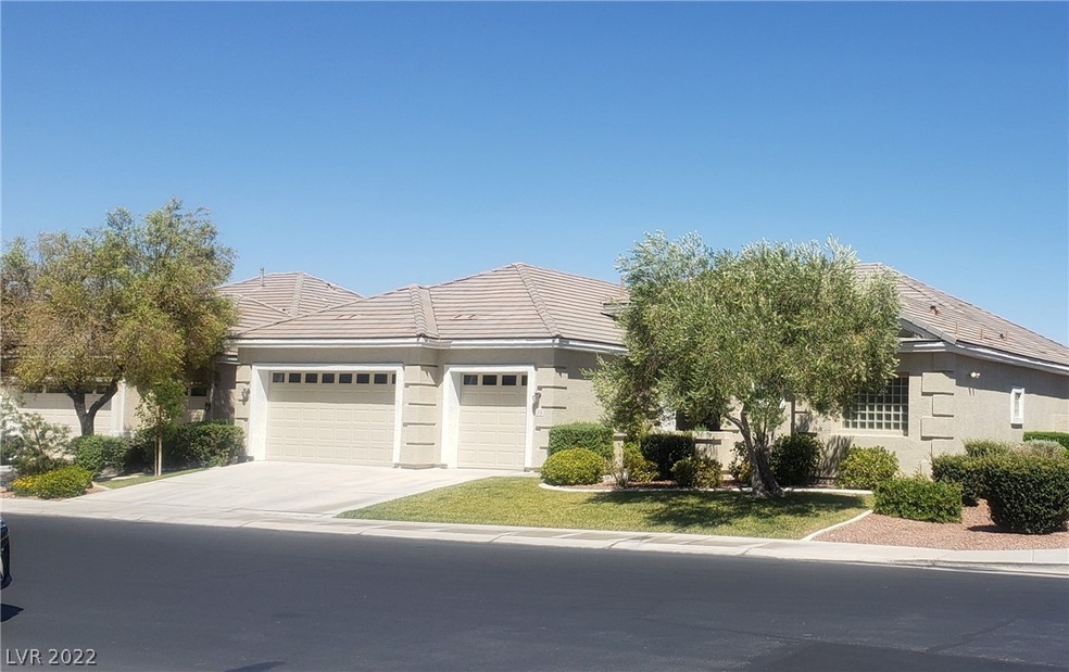 Beautiful one-story home built by Pulte. Located i