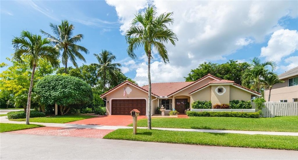Beautiful 4/2 corner home in the heart of Davie!