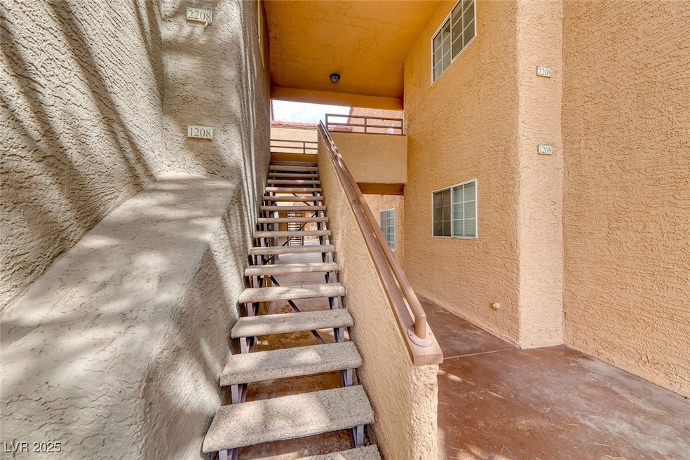Fully remodeled 3 bed, 2 bath 1183 condo in guard