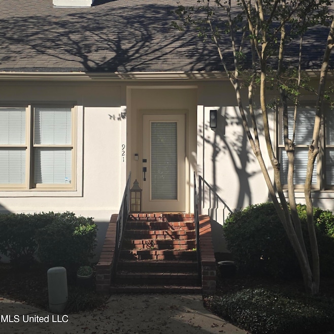 921 Bayridge Dr, Jackson, MS 39211 - photo 1