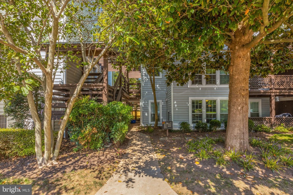 10016 Oakton Terrace Rd, Oakton, VA 22124 - photo 1