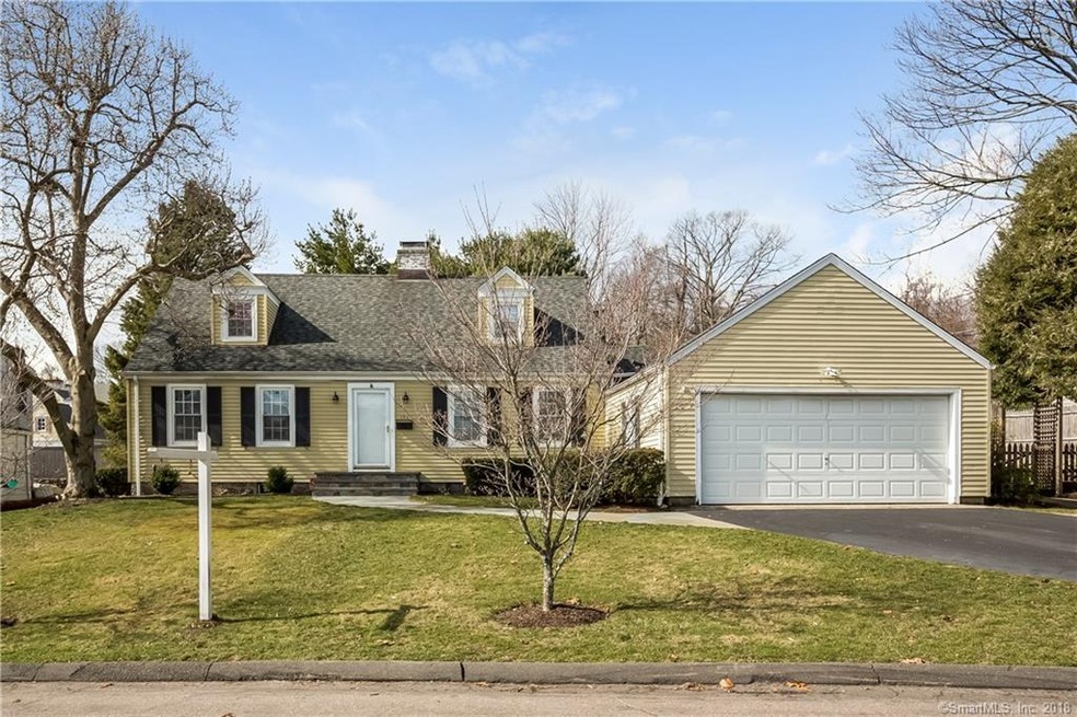 Expansive Cape home with a front view from Smedley