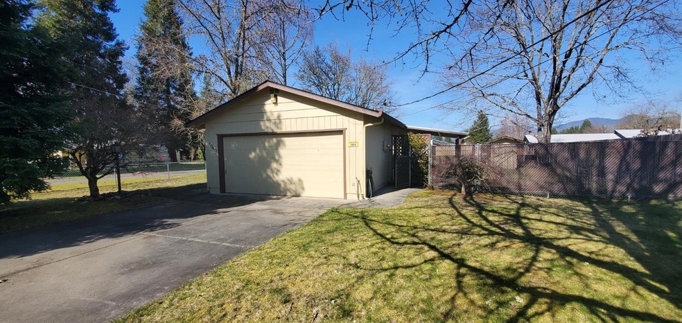 1060 W Harbeck Rd, Grants Pass, OR 97527 - photo 1