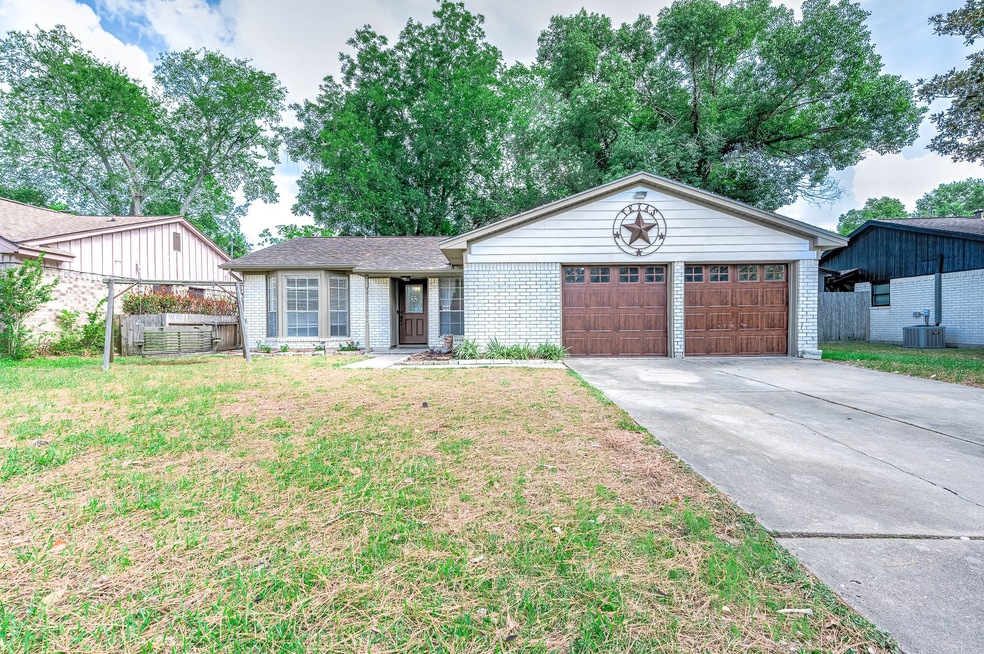 315 Sycamore St, Alvin, TX 77511 - photo 1