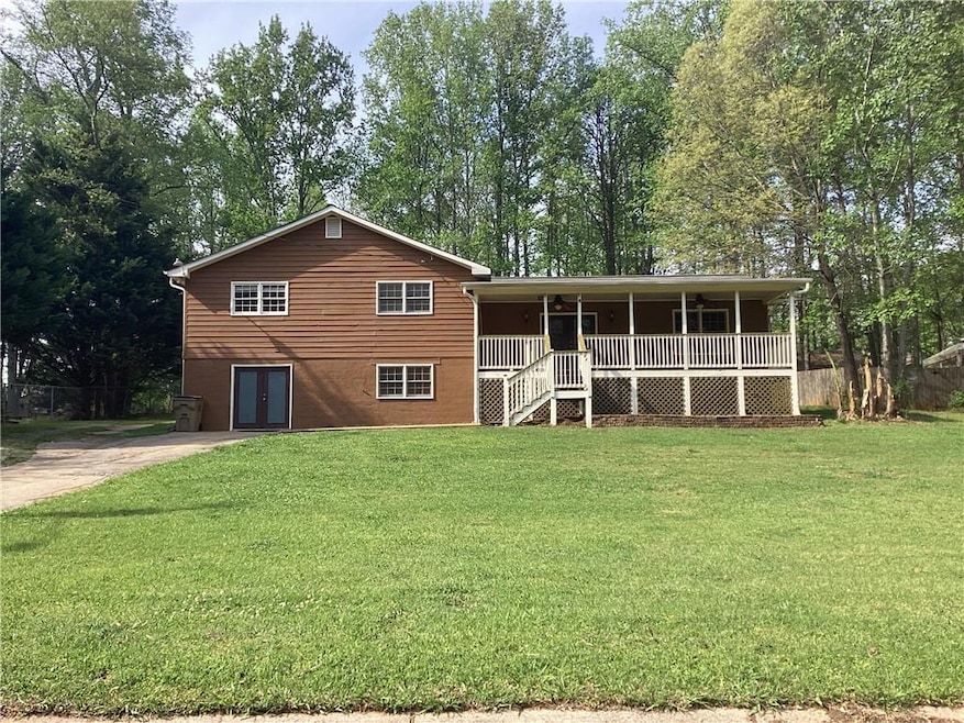 Split level house featuring a large lawn and cover