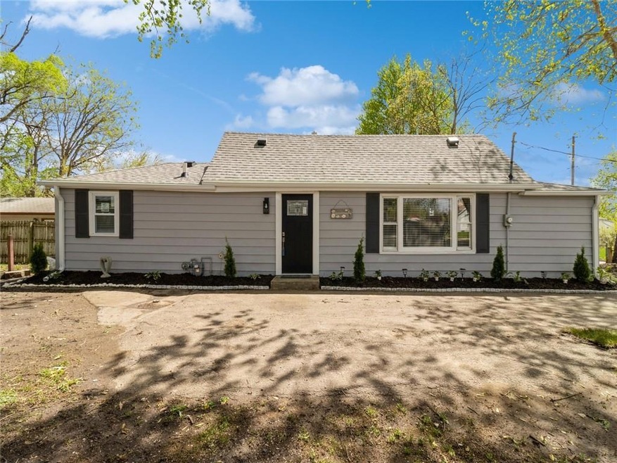 817 E 27th St, Des Moines, IA 50317 - photo 1