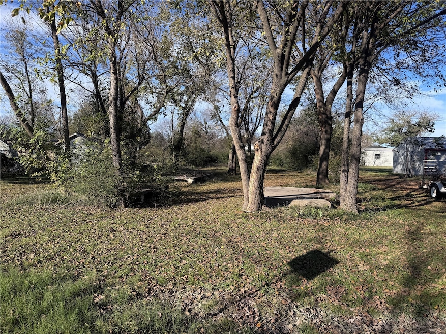 105 3rd St, Valley View, TX 76272 - photo 1