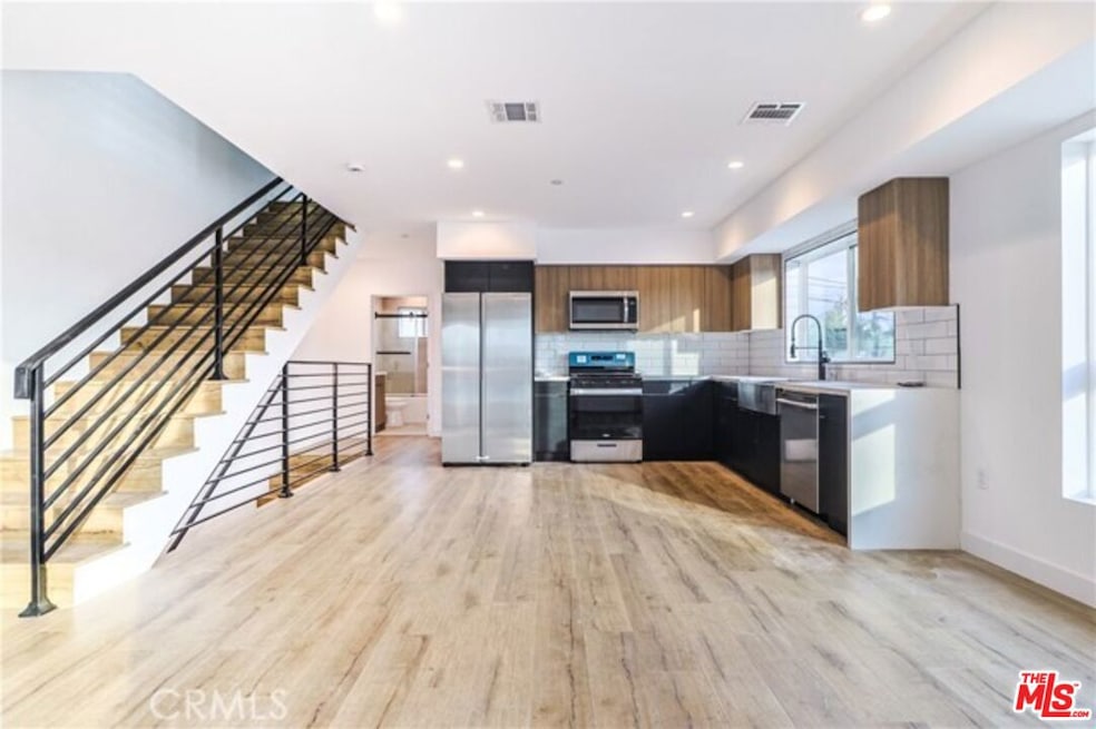 10810 Hesby St, North Hollywood, CA 91601 - photo 1