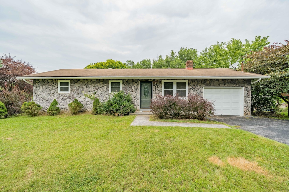 165 Hillcrest Circle (2 of 38)