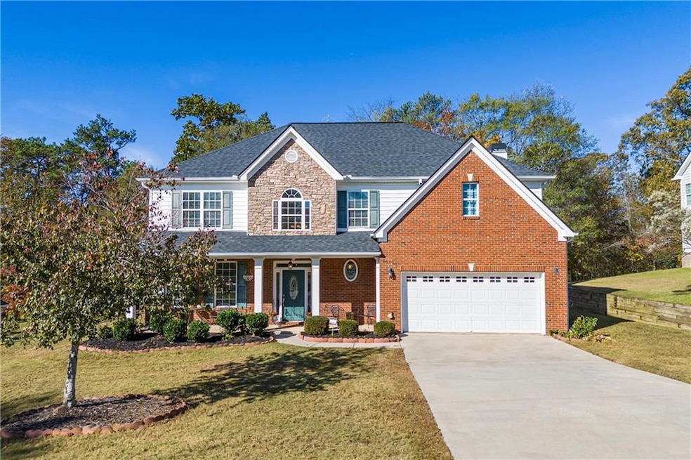 Front of property featuring a front yard and a gar