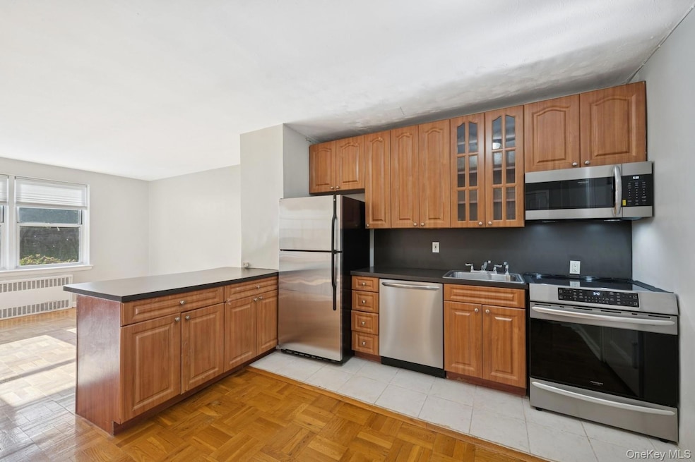 Cryder Point Co-op unit 1M, Whitestone, NY 11357 - photo 1