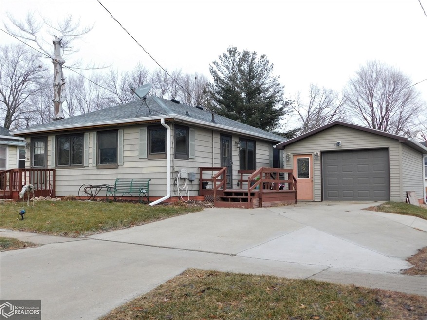 416 S 6th Ave W, Newton, IA 50208 - photo 1