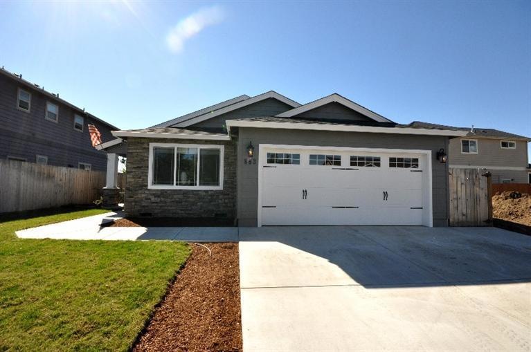 863 Virginia Dr, Central Point, OR 97502 - photo 1