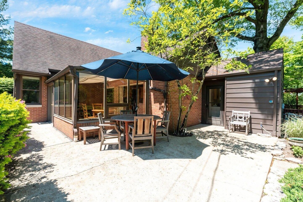 869 E Cooke Rd, Columbus, OH 43224 - photo 1