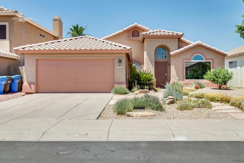 2932 E Pontiac Dr