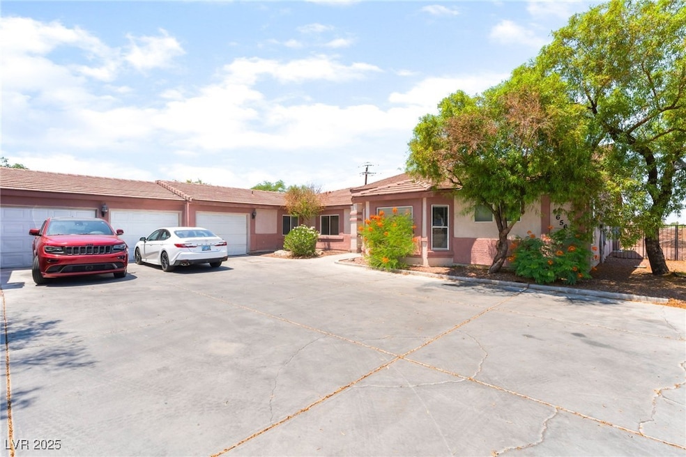 4656 E DI View of front of property with driveway,