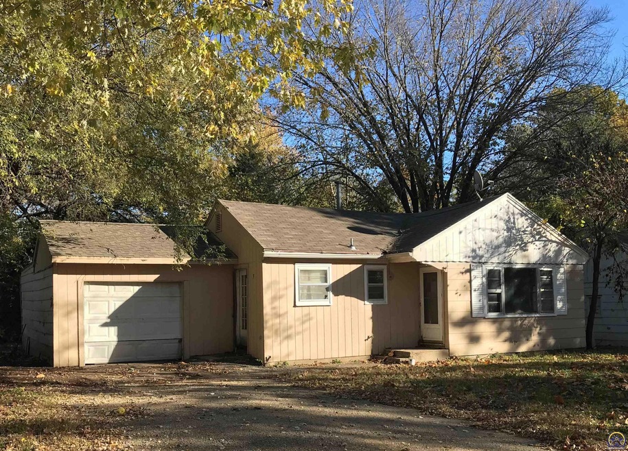 2308 SW Duncan Dr, Topeka, KS 66614 - photo 1