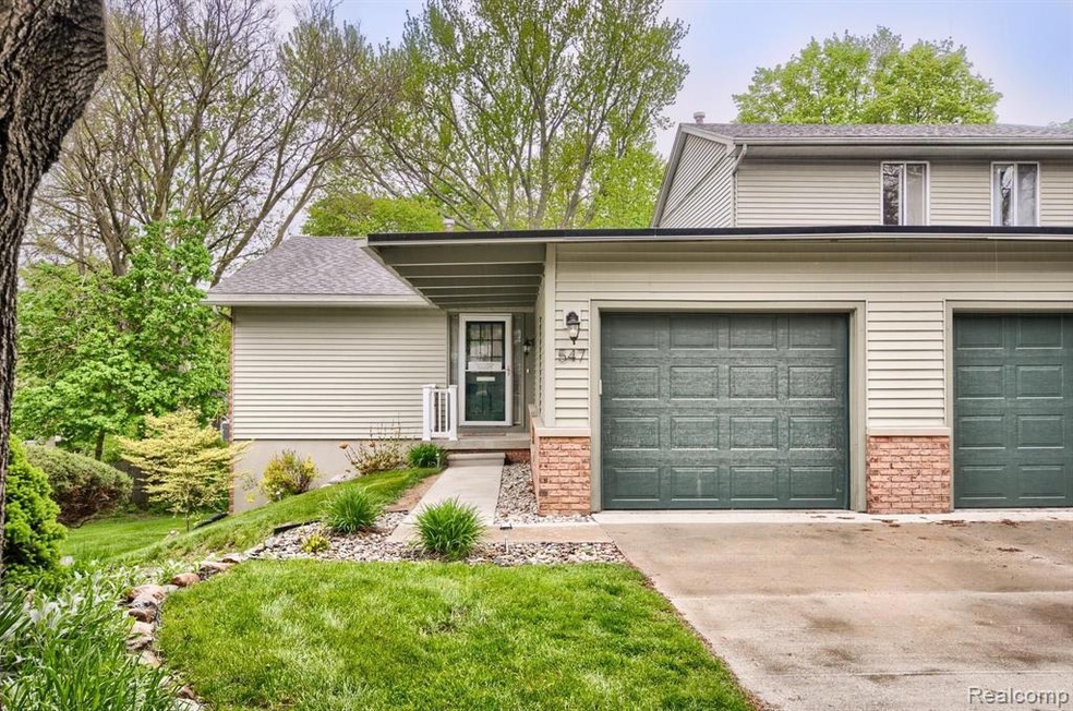 547 Oakbrook Cir, Flushing, MI 48433 - photo 1