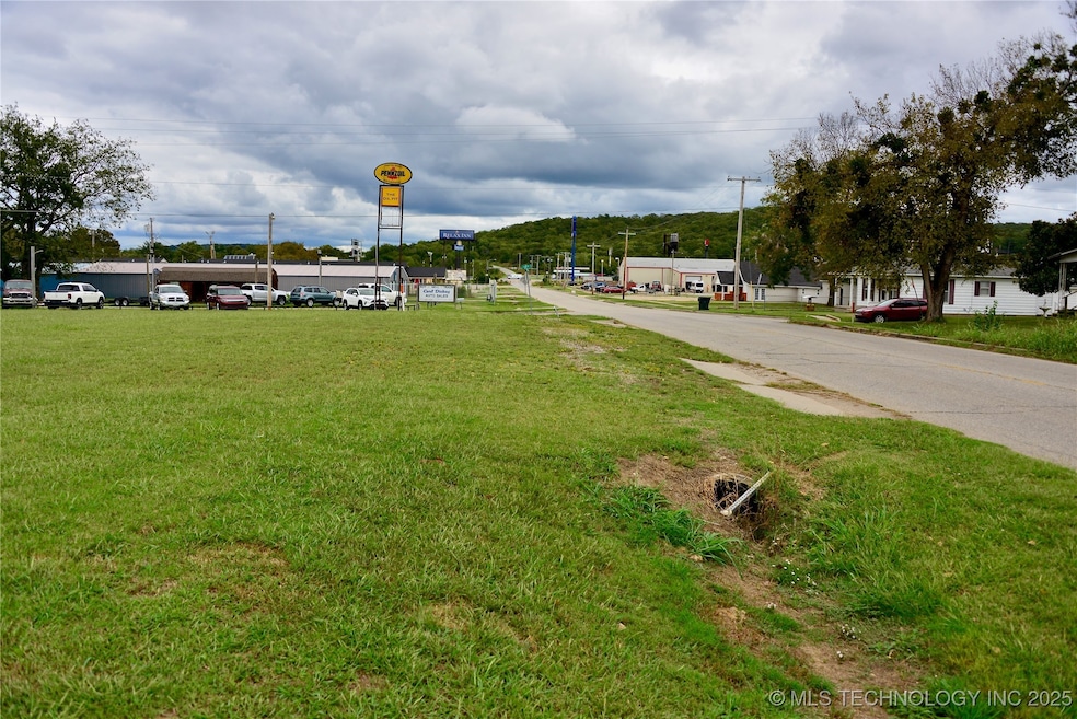 512 E Trudgeon St, Henryetta, OK 74437 - photo 1