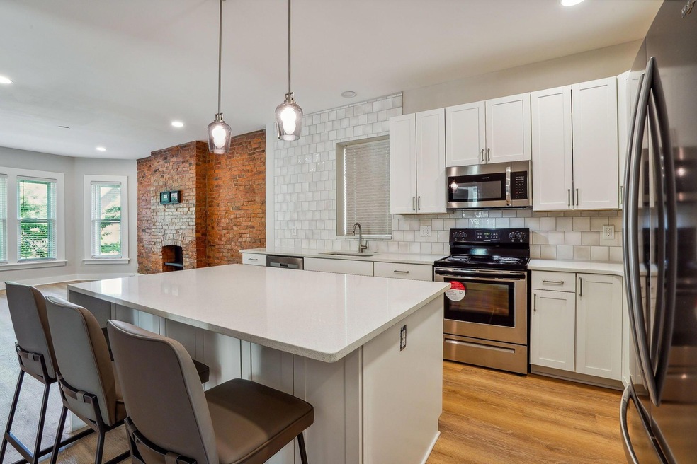 1386 1/2 Neil Ave