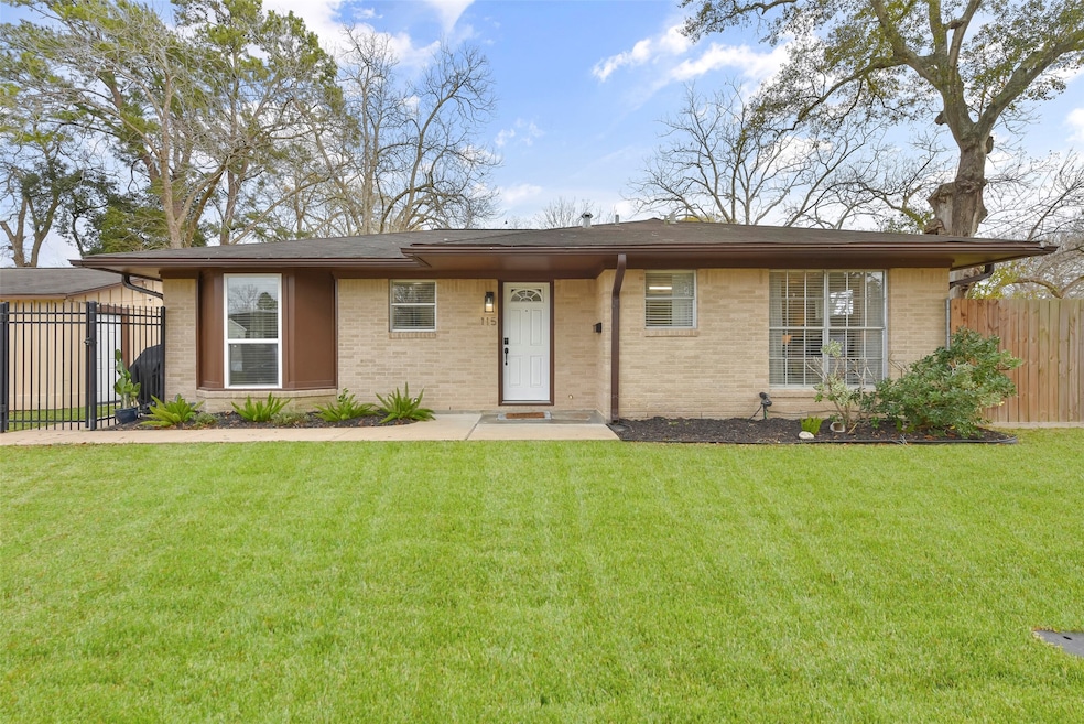 115 S 8th St, Alvin, TX 77511 - photo 1