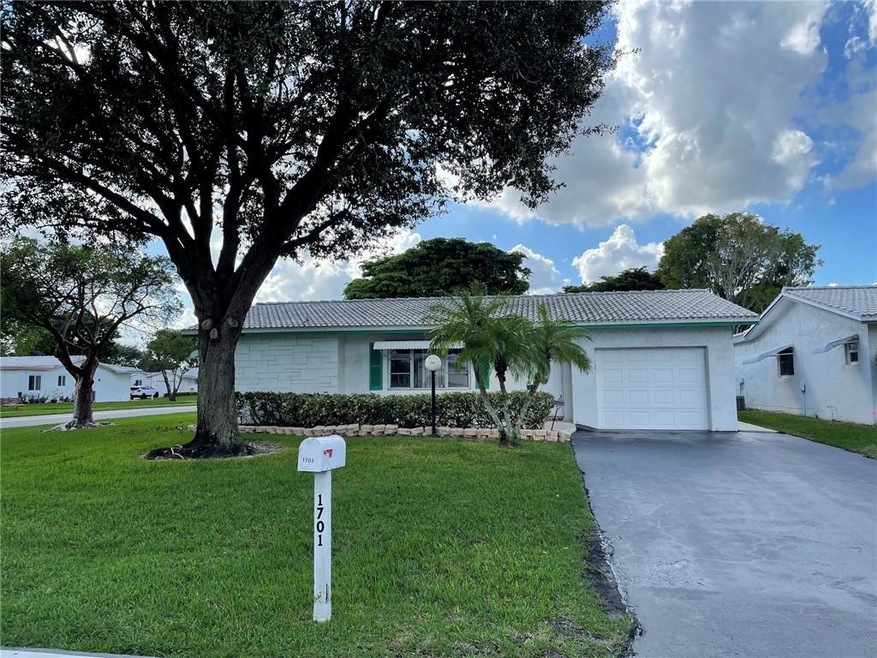 UPDATED---
2 BEDROOM 2 BATH 1 CAR GARAGE....(LAUD