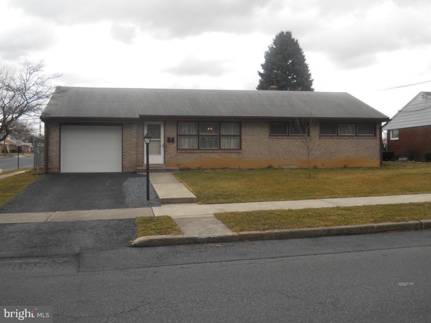 880 E Oak St, Palmyra, PA 17078 - photo 1